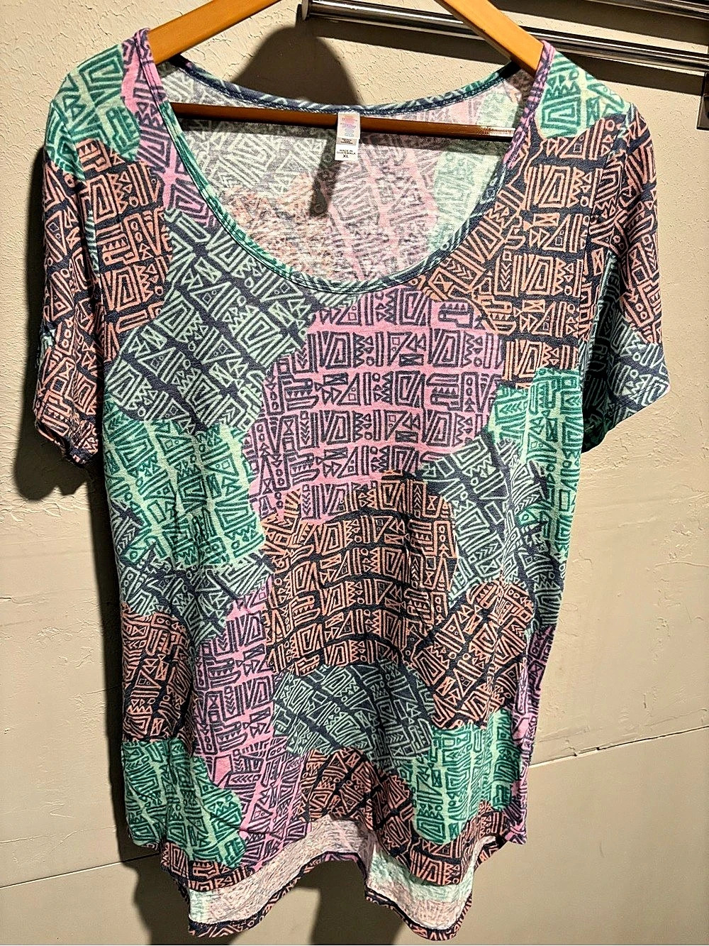 Lularoe Geometric Short Sleeve Top in Pink & Green Size XL Like New